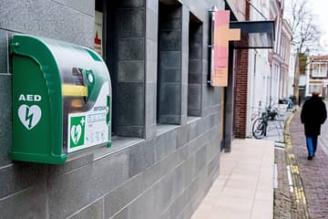 AED aan de muur